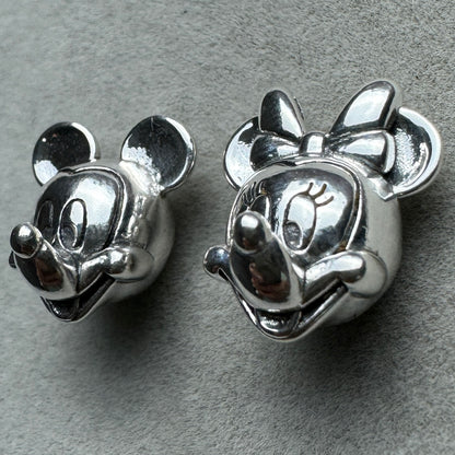 Brazalete Rígido Mickey Y Minnie Disney Pandora Vista Lateral De Los Broches