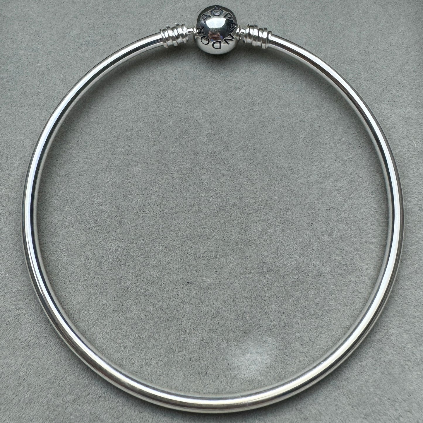 Brazalete Rígido Redondo Pandora Vista Desde Atrás