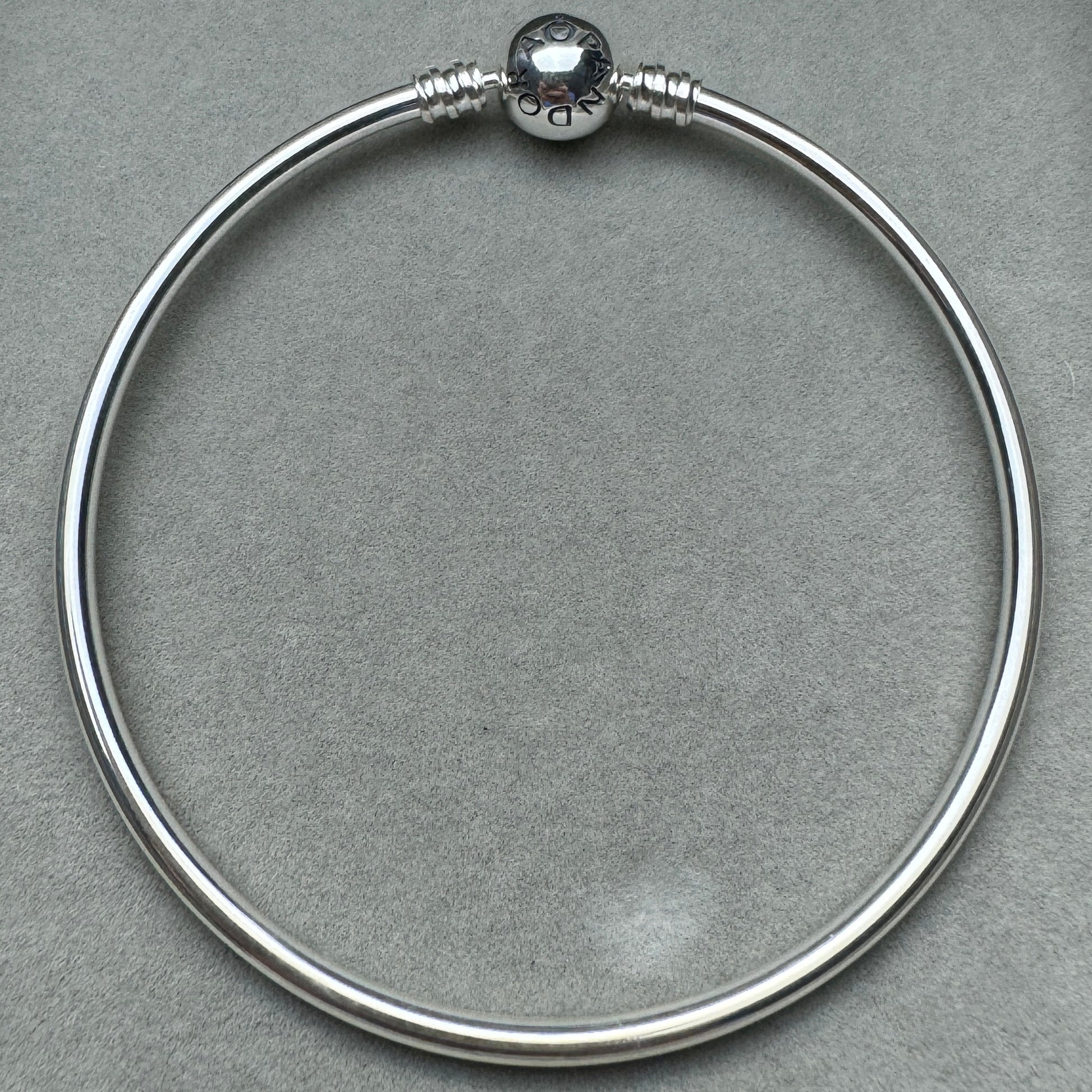 Brazalete Rígido Redondo Pandora Vista Desde Atrás