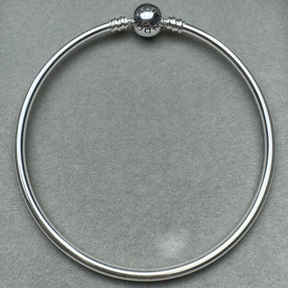 Brazalete Rígido Redondo Pandora Vista Desde Atrás