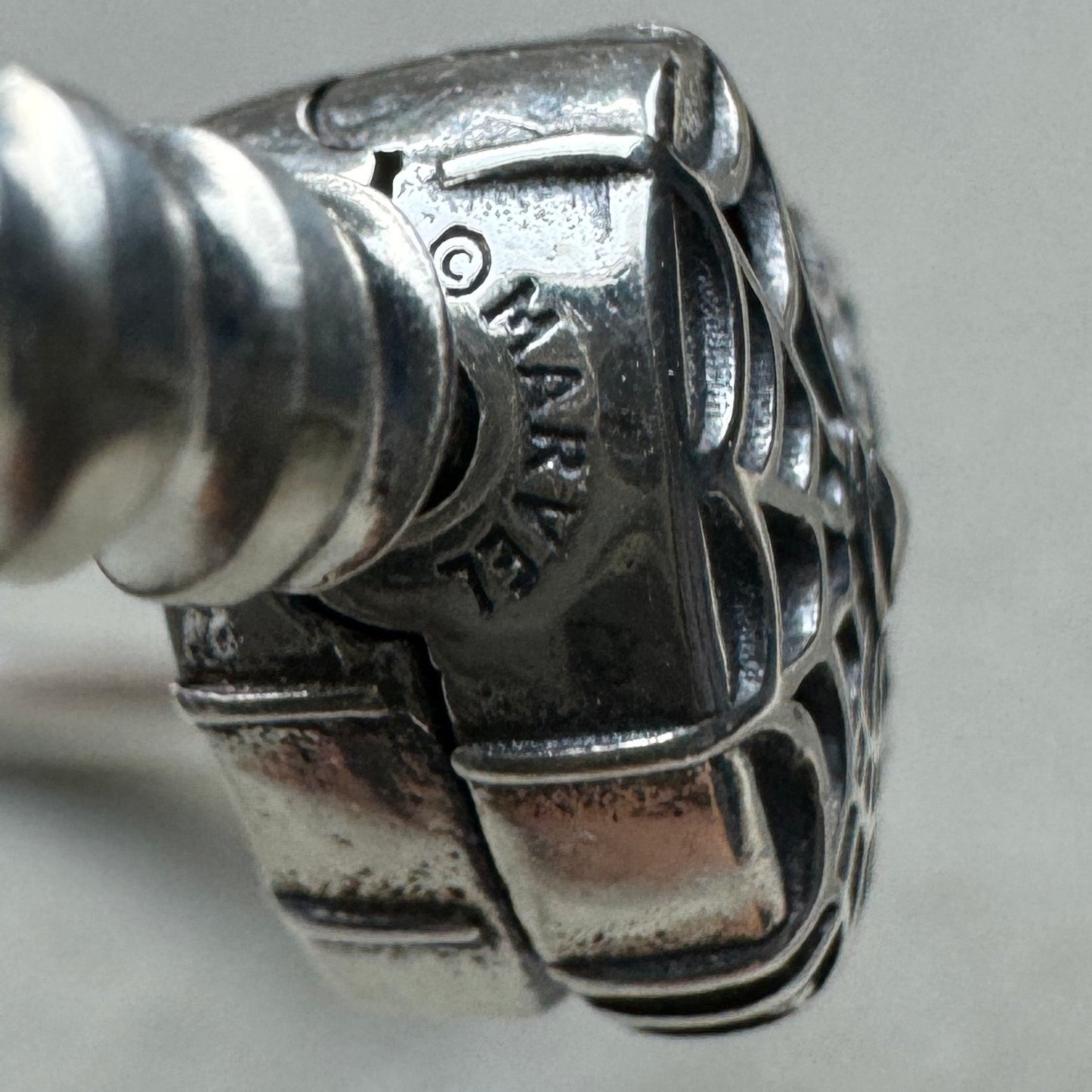 Brazalete Rígido Spider Man Marvel Pandora Vista Del Costado Del Broche