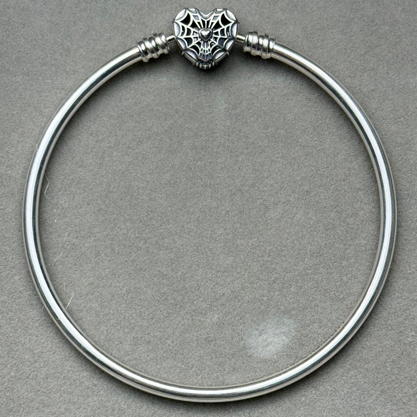 Brazalete Rígido Spider Man Marvel Pandora Vista Desde Atrás