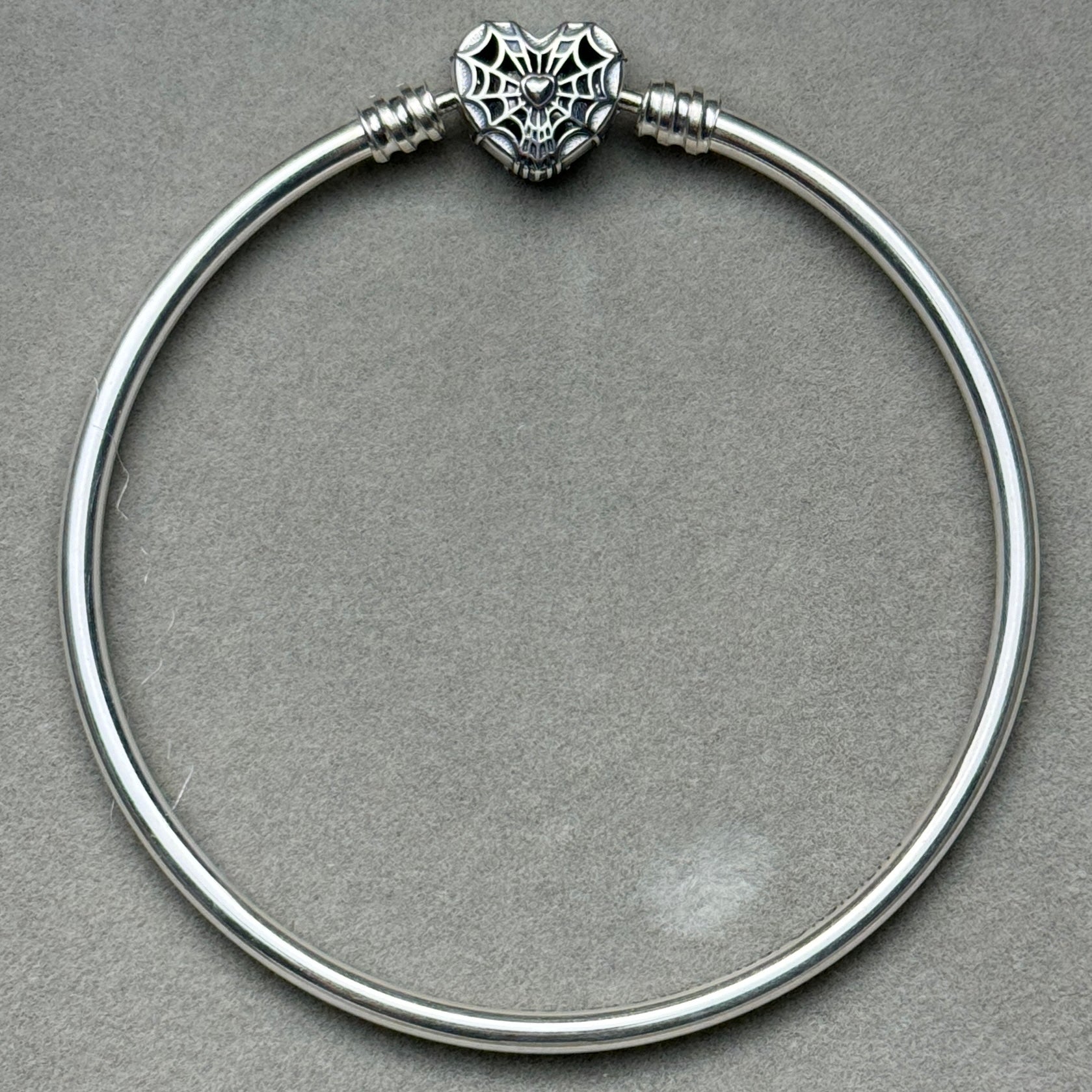 Brazalete Rígido Spider Man Marvel Pandora Vista Desde Atrás