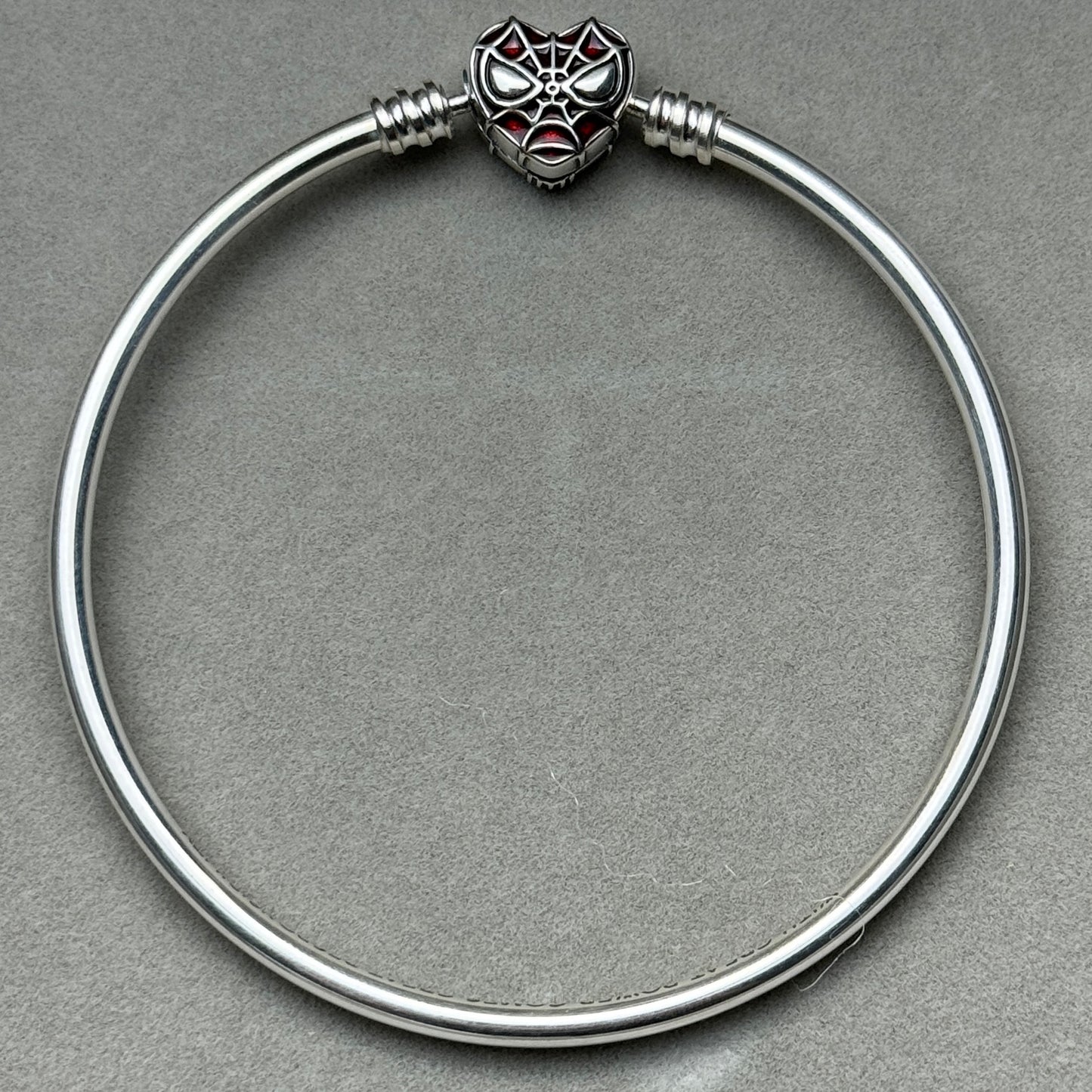Brazalete Rígido Spider Man Marvel Pandora Vista Frontal