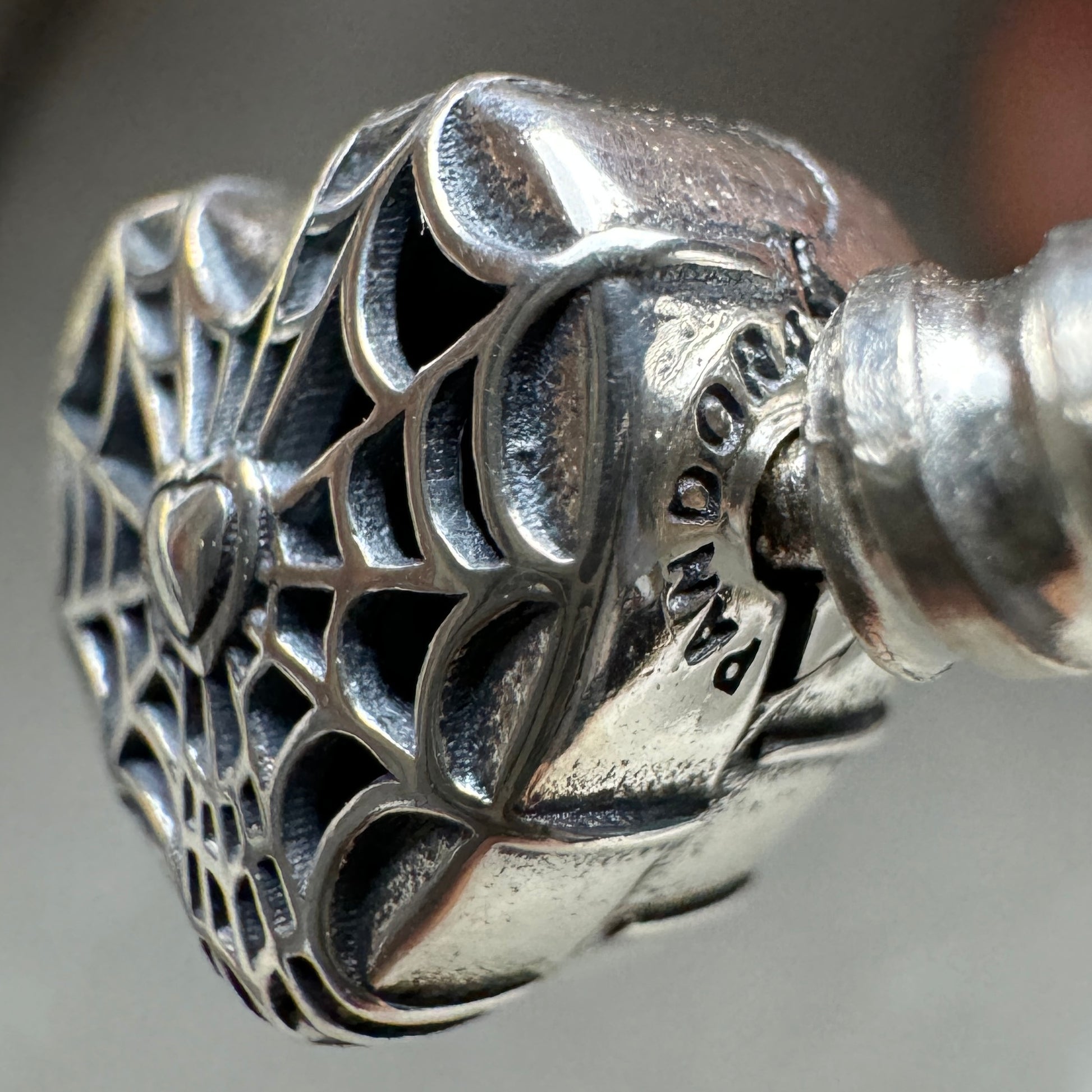 Brazalete Rígido Spider Man Marvel Pandora Vista Lateral Del Broche