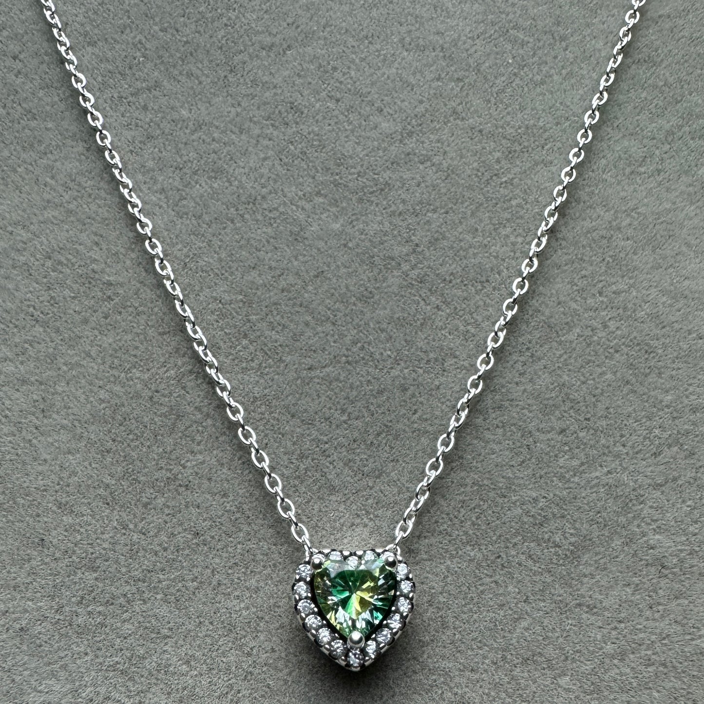 Collar Corazón Elevado Brillante Piedra Verde 45 cm (Ajustable A 40 cm)