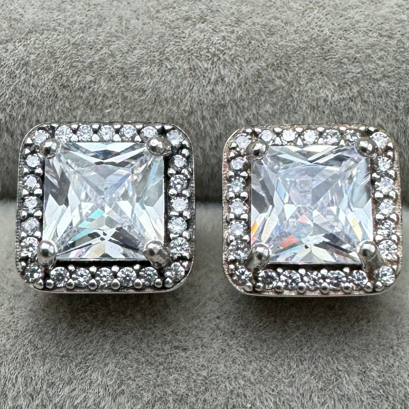 Aretes De Botón Cuadrados Con Halo Brillante
