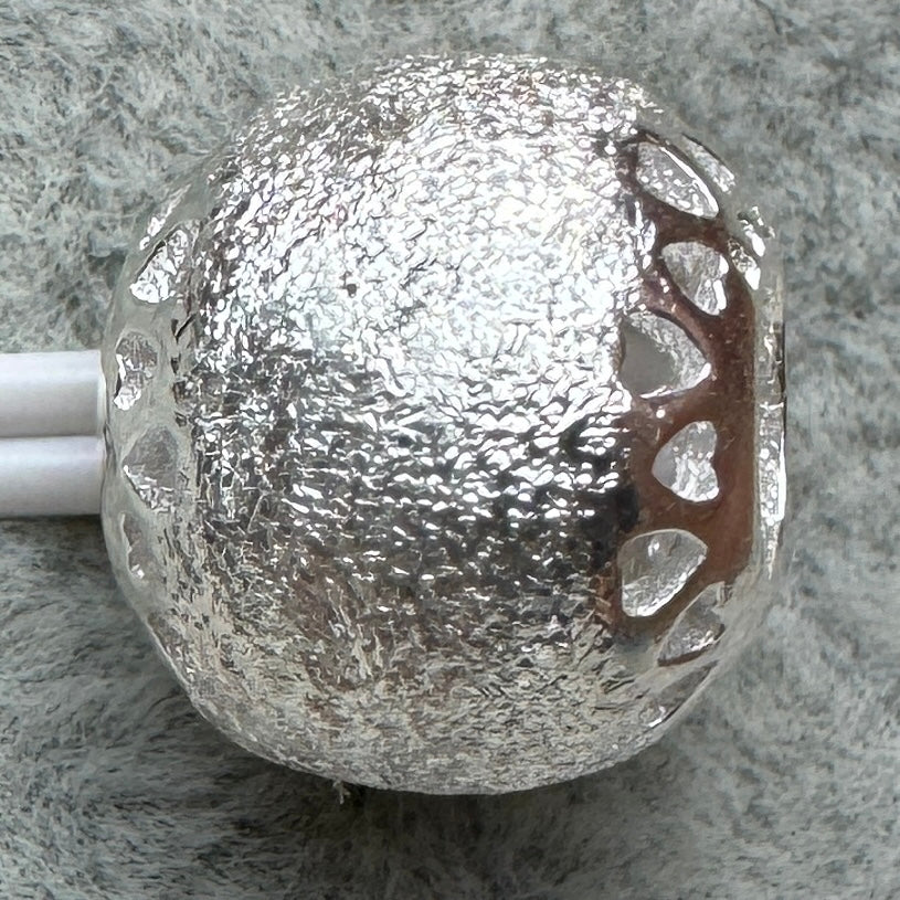Charm Redondo Calado Con Corazones