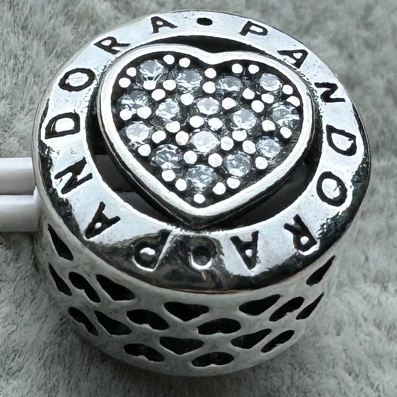 Charm Redondo Con Corazón Logotipo