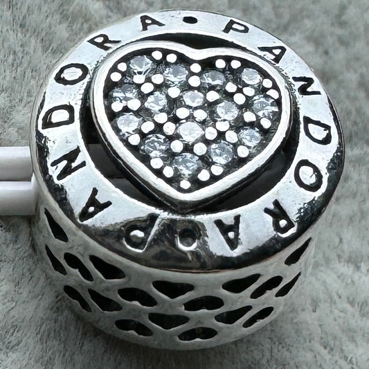 Charm Redondo Con Corazón Logotipo