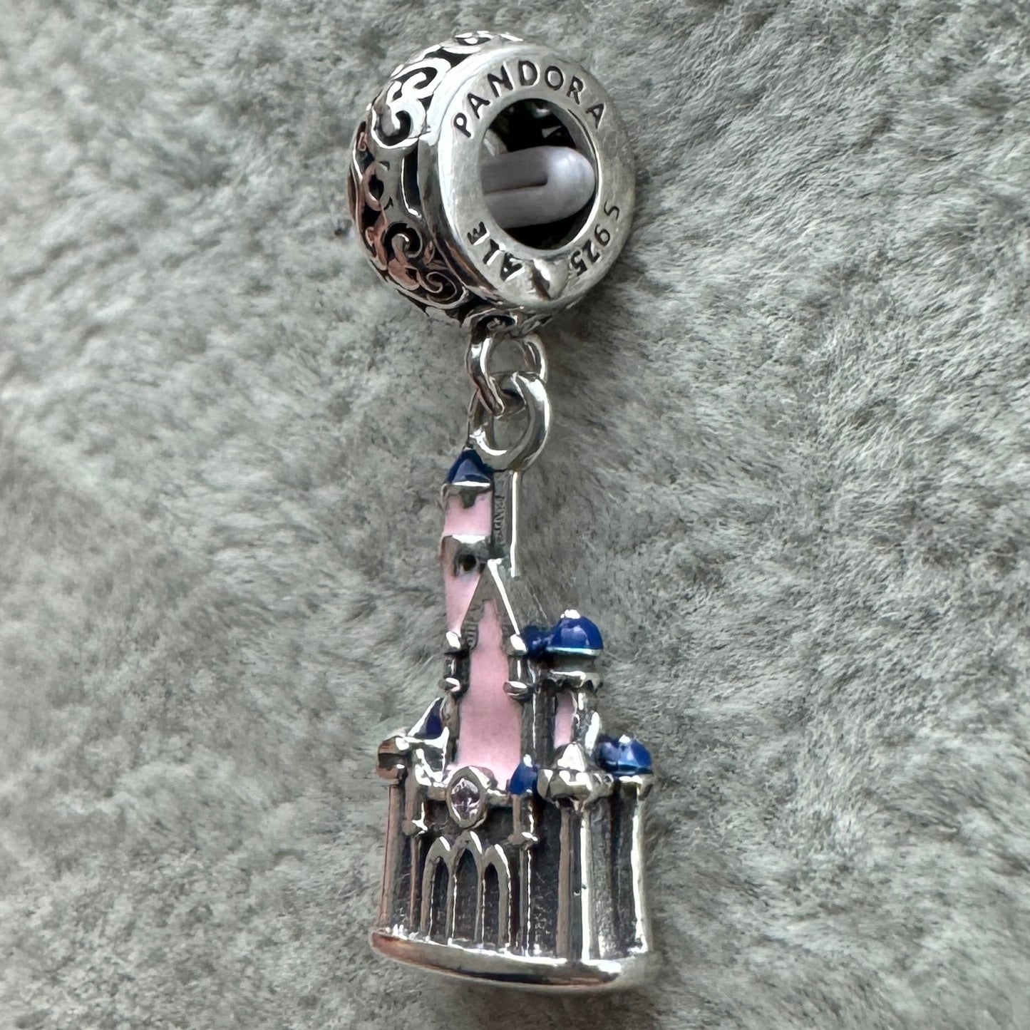 Charm Castillo Bella Durmiente Disney Parks