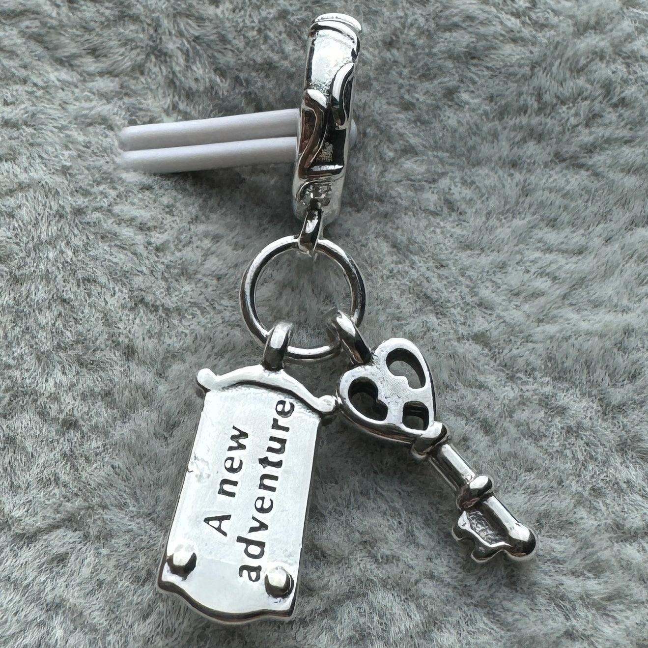 Charm Colgante Doble Llave Y Picaporte Alicia En El País De Las Maravillas Disney