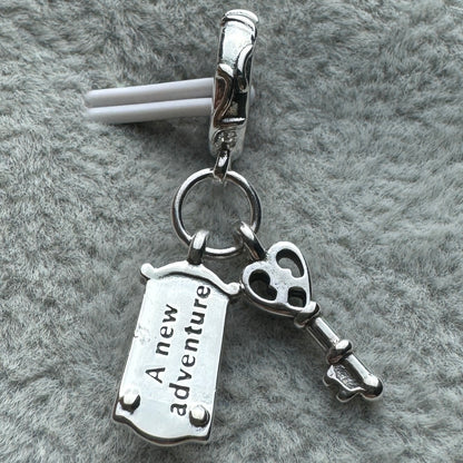 Charm Colgante Doble Llave Y Picaporte Alicia En El País De Las Maravillas Disney