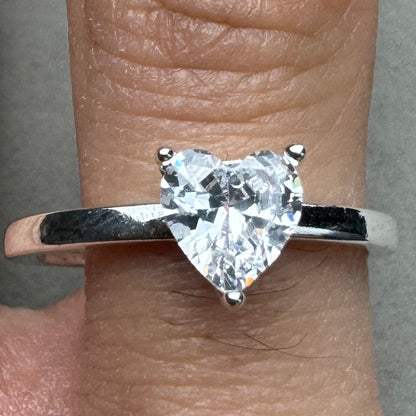Anillo Solitario Corazón Resplandeciente