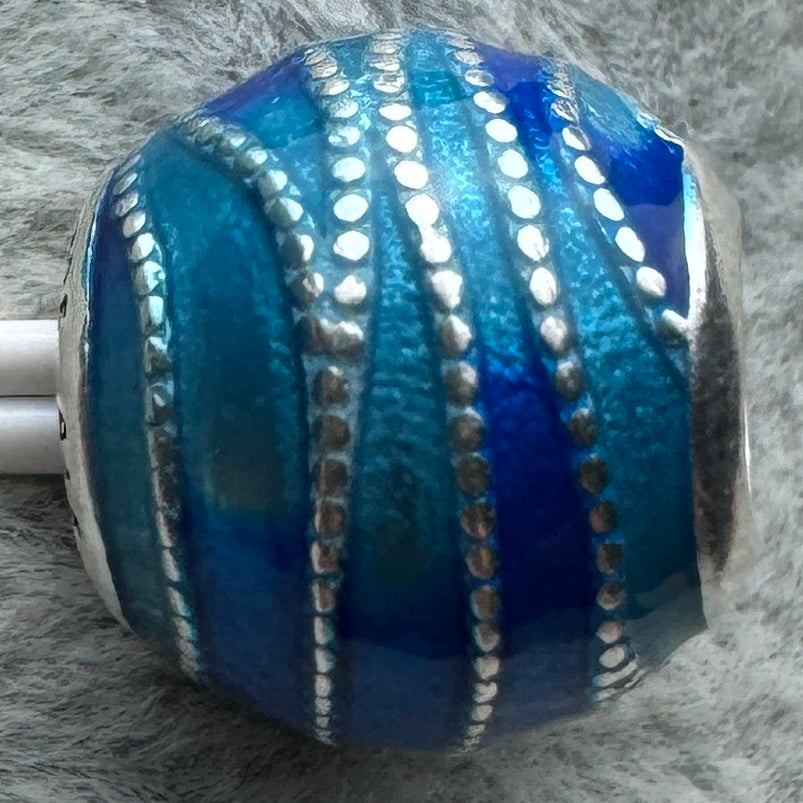 Charm Redondo Ondas Del Océano Azul
