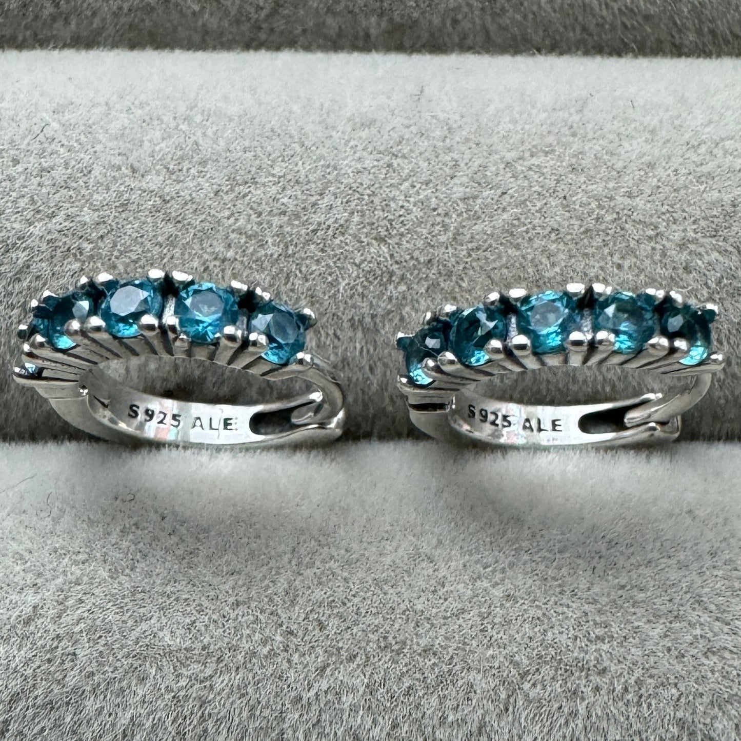 Aretes Abrazo Azul Claro