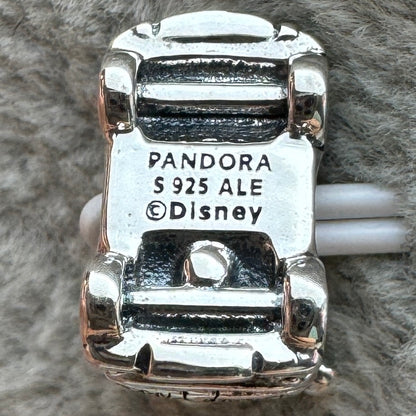 Charm Mickey Y Minnie En Carro Rojo Disney Parks