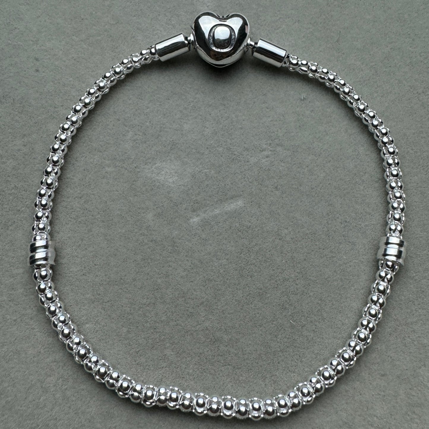Brazalete Delgado Broche Corazón