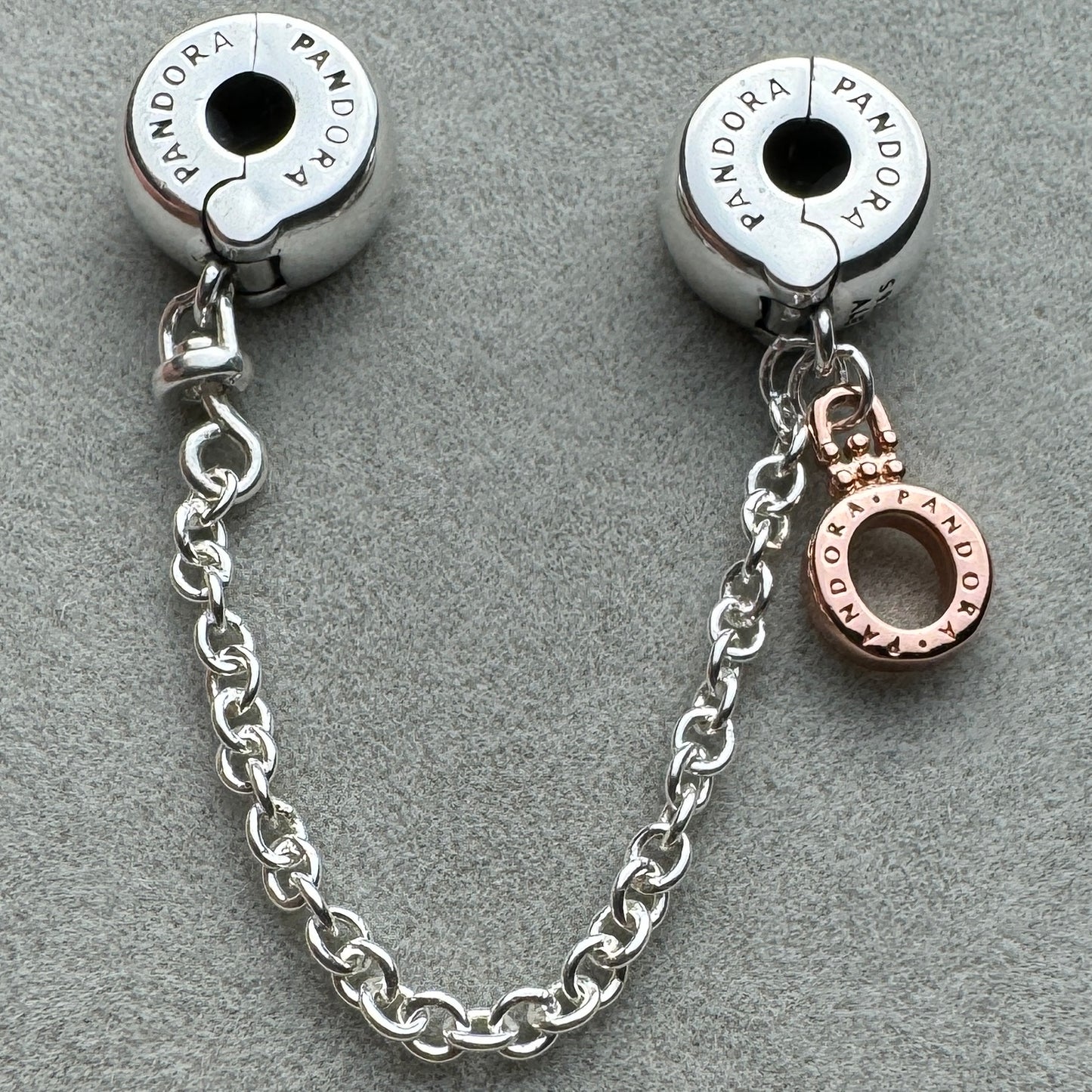 Cadena De Seguridad De Clip Insignia Corona Logotipo Pandora Vista Desde Atrás