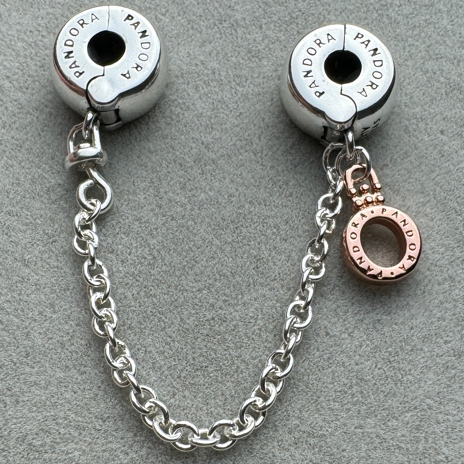 Cadena De Seguridad De Clip Insignia Corona Logotipo Pandora Vista Desde Atrás