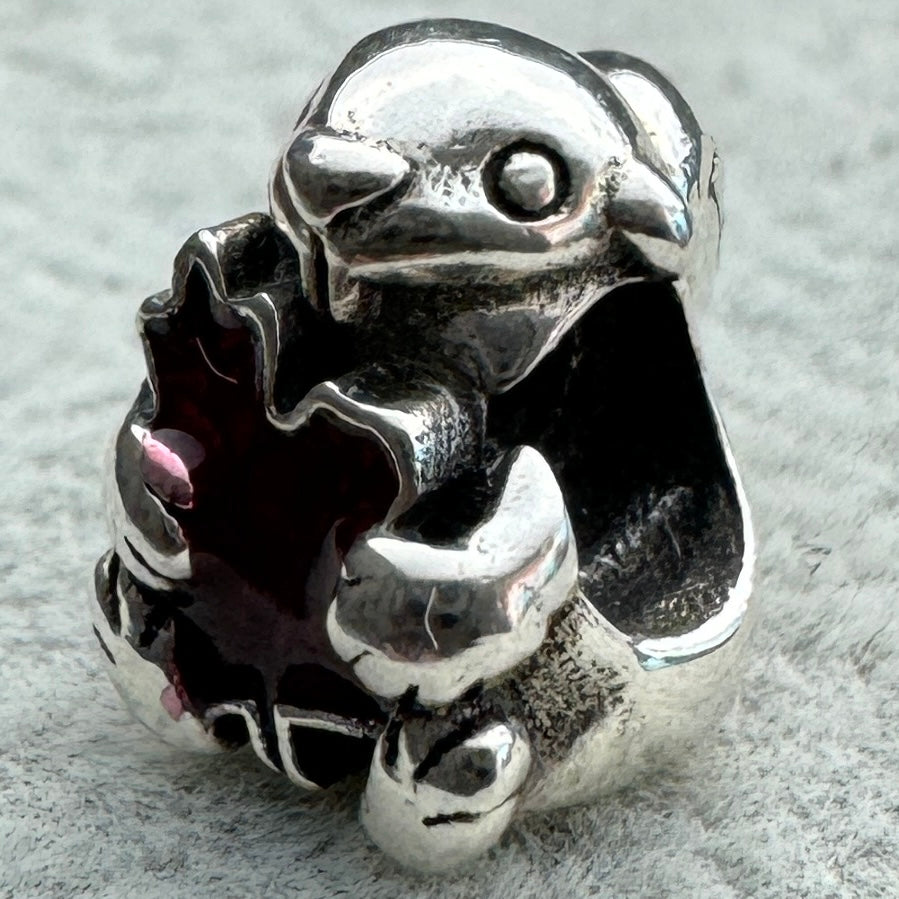 Charm Ardilla Sosteniendo Hoja De Maple De Canadá Pandora Vista Frontal