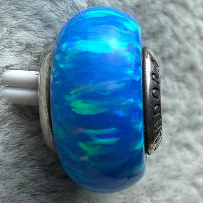 Charm Azul Intenso Opalescente Pandora Vista Desde Atrás