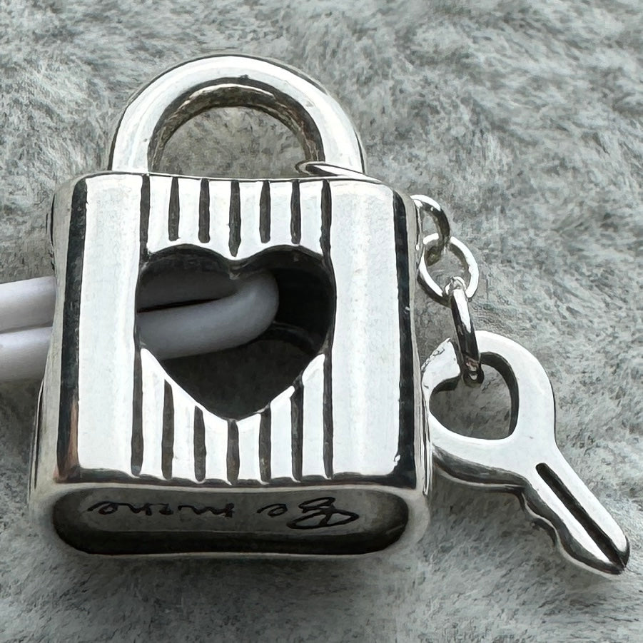 Charm Candado Y Llave Que Se Mueve Pandora Vista Desde Atrás