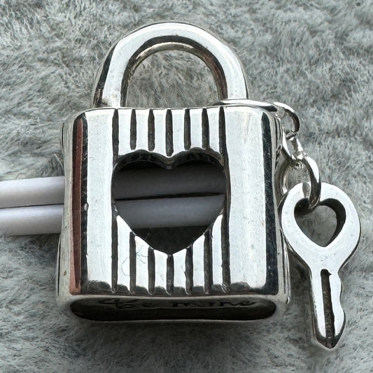 Charm Candado Y Llave Que Se Mueve Pandora Vista Frontal