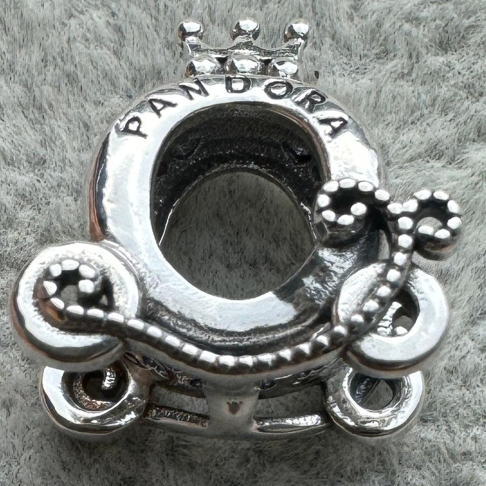 Charm Carruaje Logotipo Pandora Vista Desde Atrás