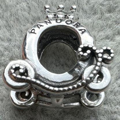 Charm Carruaje Logotipo Pandora Vista Desde Atrás