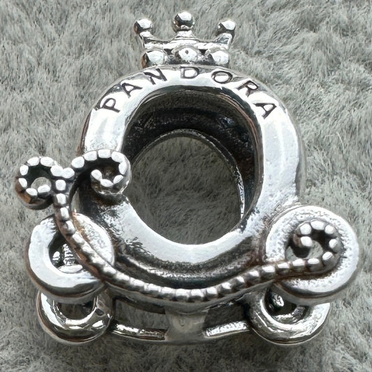 Charm Carruaje Logotipo Pandora Vista Frontal