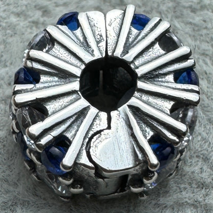 Charm Clip De Seguridad Brillante Transparente Y Azul Pandora Vista Lateral