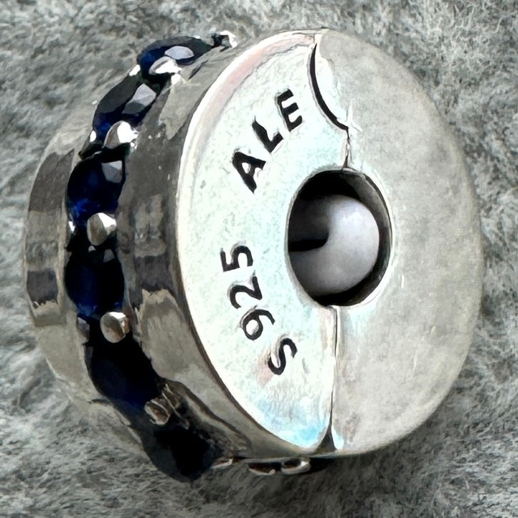Charm Clip De Seguridad Fila Pavé Azul Pandora Vista Del Costado