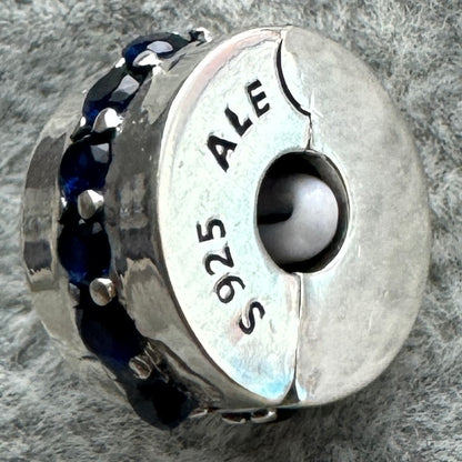 Charm Clip De Seguridad Fila Pavé Azul Pandora Vista Del Costado