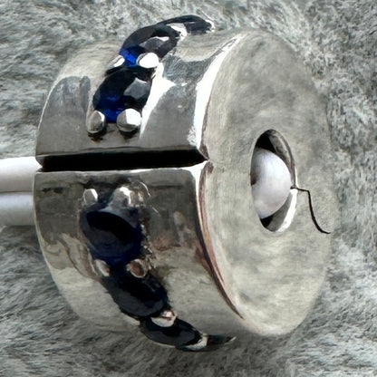 Charm Clip De Seguridad Fila Pavé Azul Pandora Vista Lateral