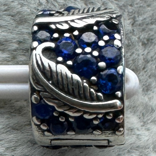 Charm Clip De Seguridad Plumas Curvadas Pavé Azul Pandora Vista Frontal