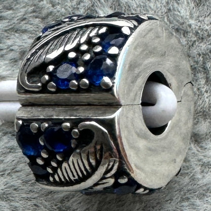 Charm Clip De Seguridad Plumas Curvadas Pavé Azul Pandora Vista Lateral