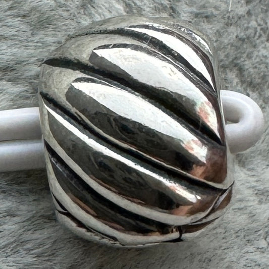 Charm Clip De Seguridad Plumas Pulidas Pandora Vista Frontal