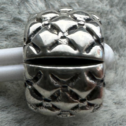 Charm Clip De Seguridad Tachuelas Pandora Vista Desde Atrás