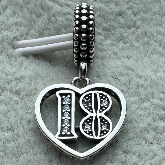 Charm Colgante 18 Años Pandora Vista Frontal