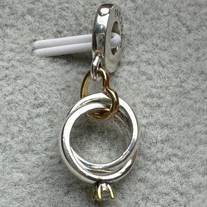 Charm Colgante Anillo En Dos Tonos Pandora Vista Desde Atrás