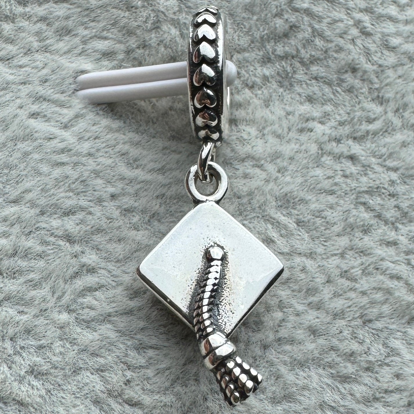Charm Colgante Birrete Graduación Pandora Vista Frontal