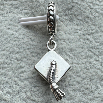 Charm Colgante Birrete Graduación Pandora Vista Frontal