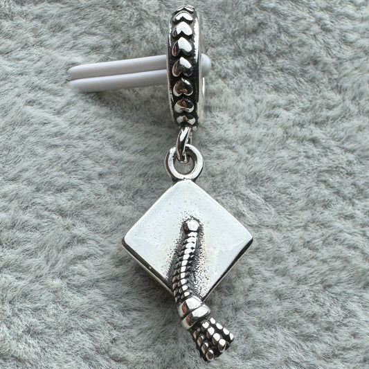 Charm Colgante Birrete Graduación Pandora Vista Frontal