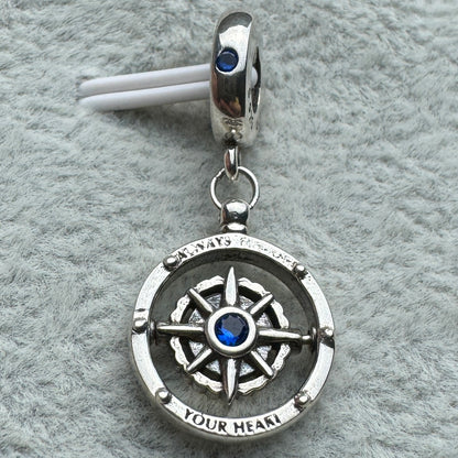 Charm Colgante Brújula Giratoria Pandora Vista Frontal