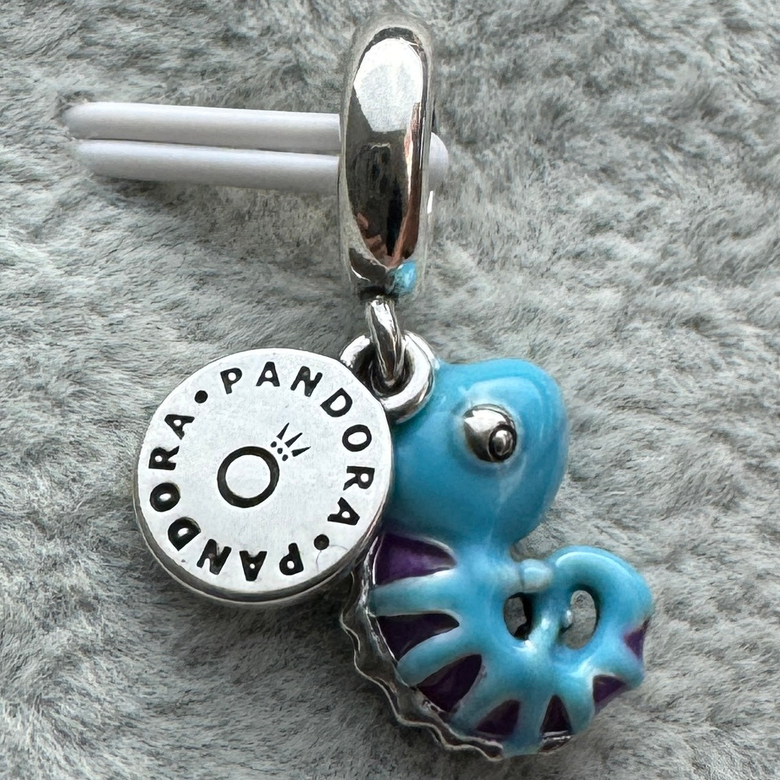 Charm Colgante Camaleón Que Cambia De Color Pandora Vista Desde Atrás