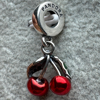 Charm Colgante Cerezas Asimétricas Pandora Vista Del Costado