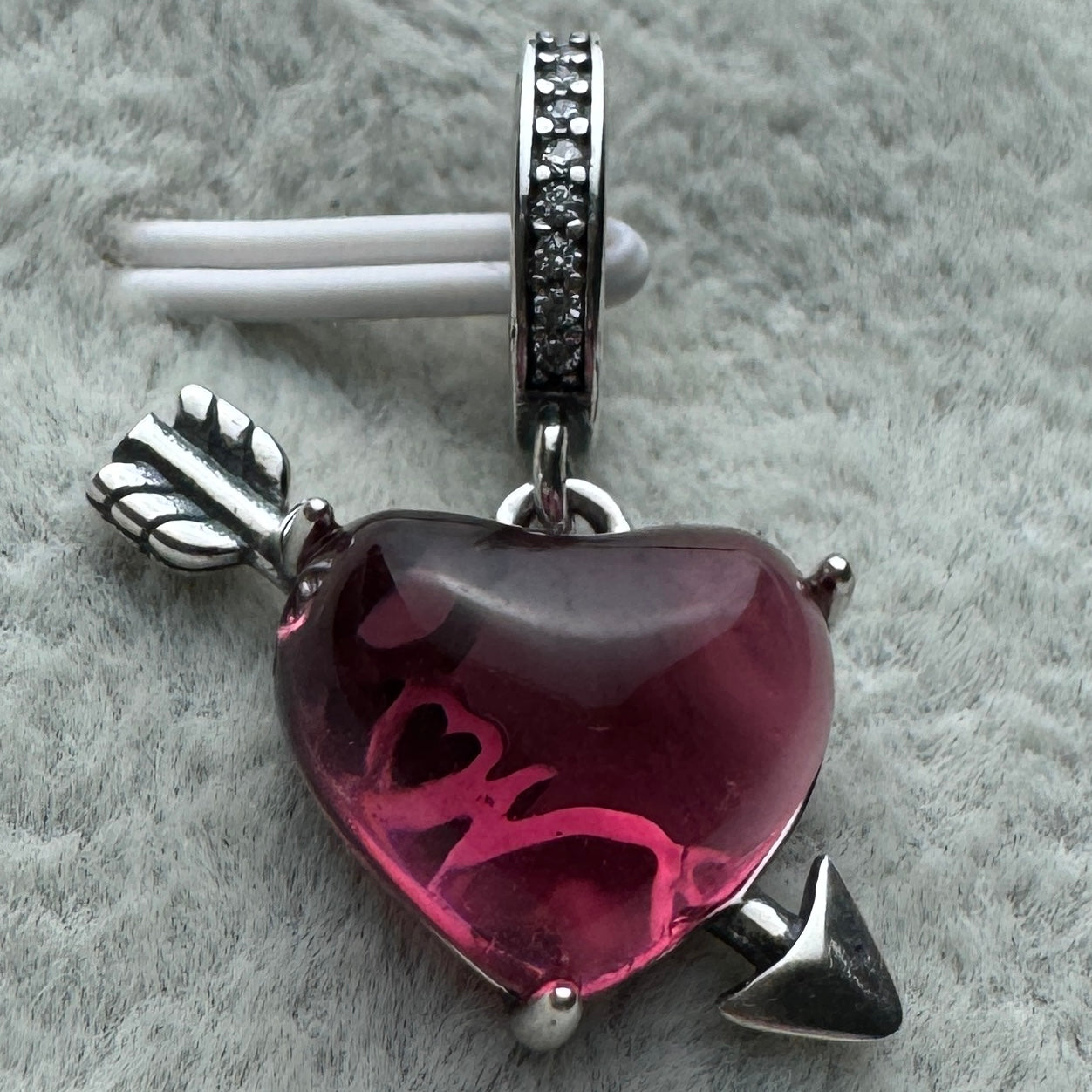 Charm Colgante Corazón Rojo Love De Cristal De Murano Pandora Vista Frontal