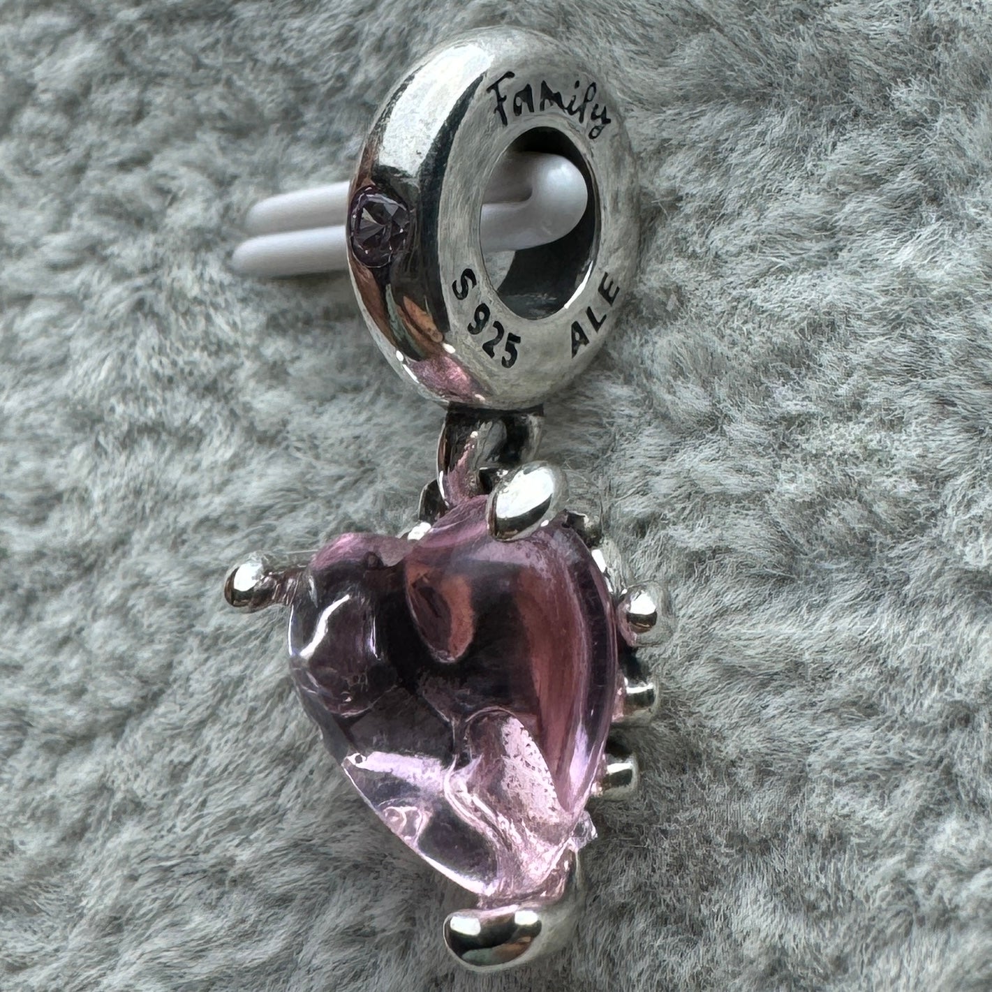 Charm Colgante Corazón Rosa De Cristal De Murano Y Árbol De La Familia Pandora Vista Lateral