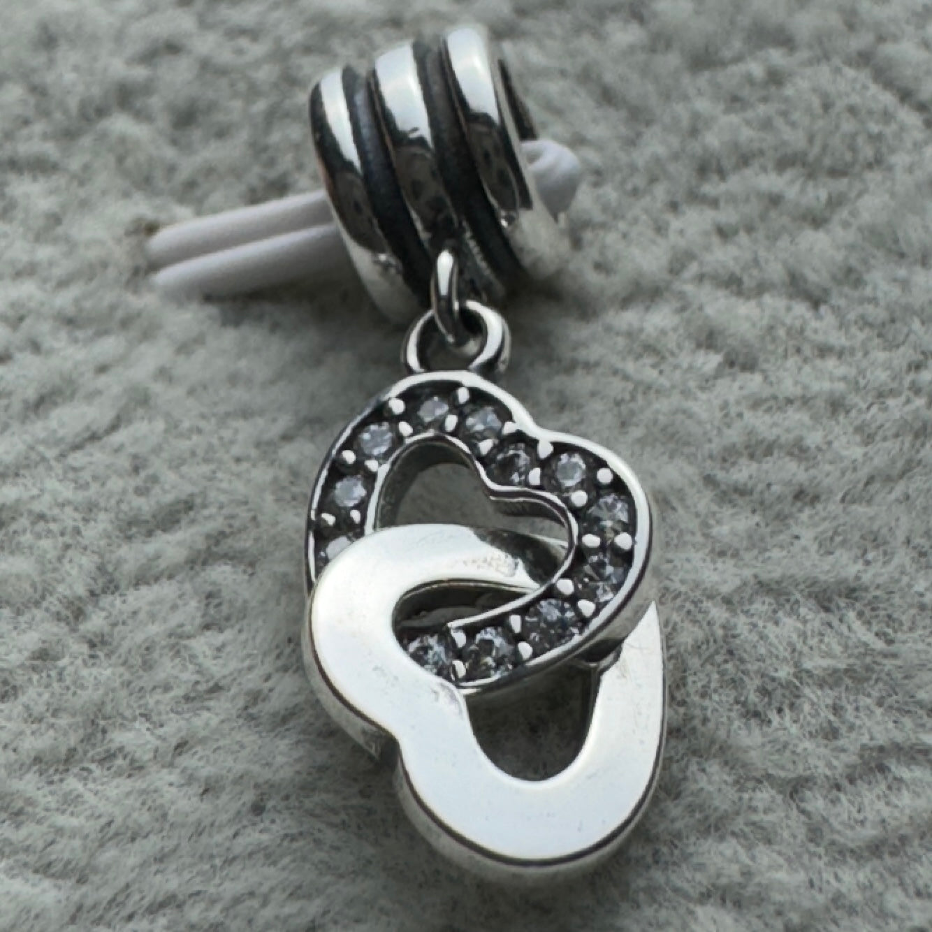 Charm Colgante Corazones Entrelazados Pandora Vista Frontal
